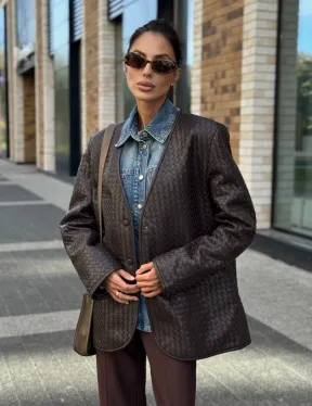 Стильный пиджак из натуральной плетеной кожи - фото 9