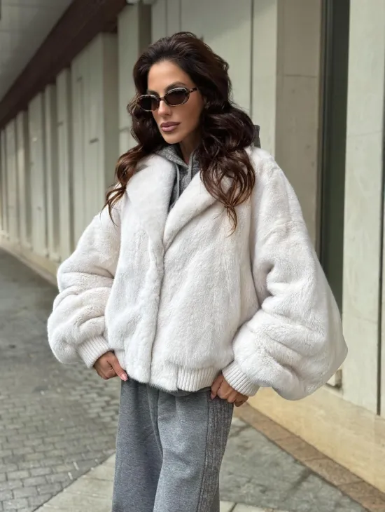 Белый норковый бомбер на резинке - фото 8