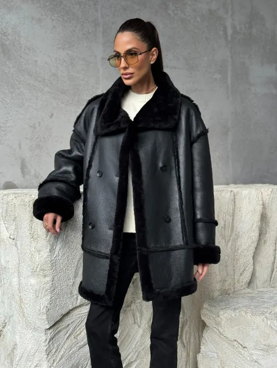 Черная современная дубленка - фото 10