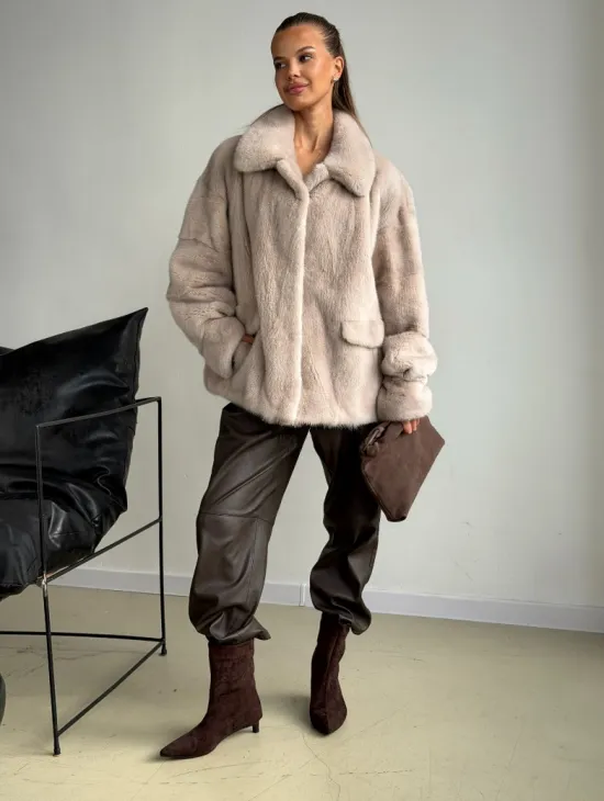 Короткая норковая шуба в цвете нюд - фото 4
