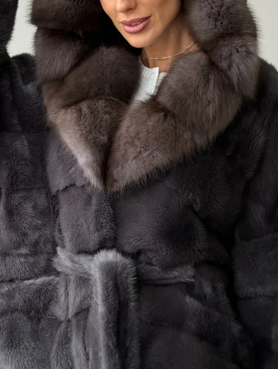 Графитовая шуба с капюшоном из куницы - фото 1