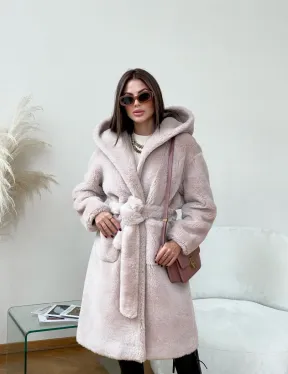 Шуба из натуральной шерсти с капюшоном под пояс - фото 4