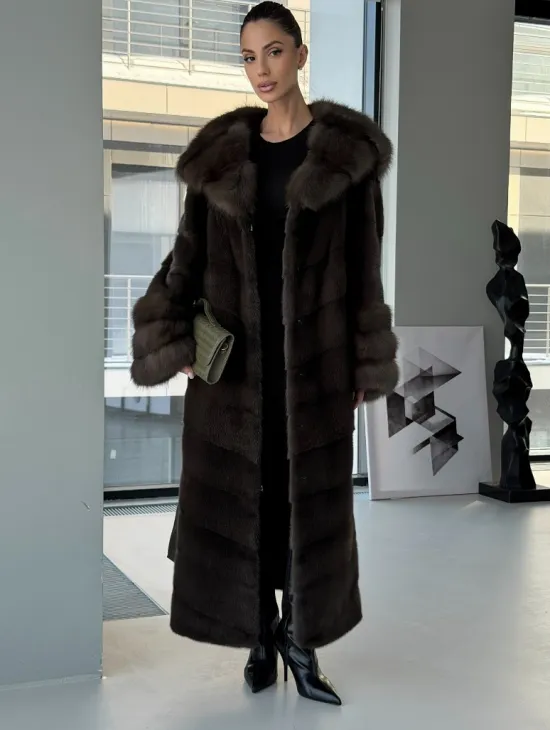 Норковая шуба с отделкой из куницы на рукавах и капюшоне - фото 6