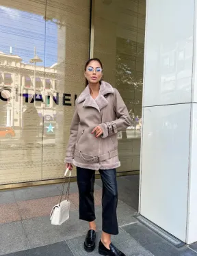 Авиатор дубленка из натуральной овчины в бежевом оттенке - фото 3