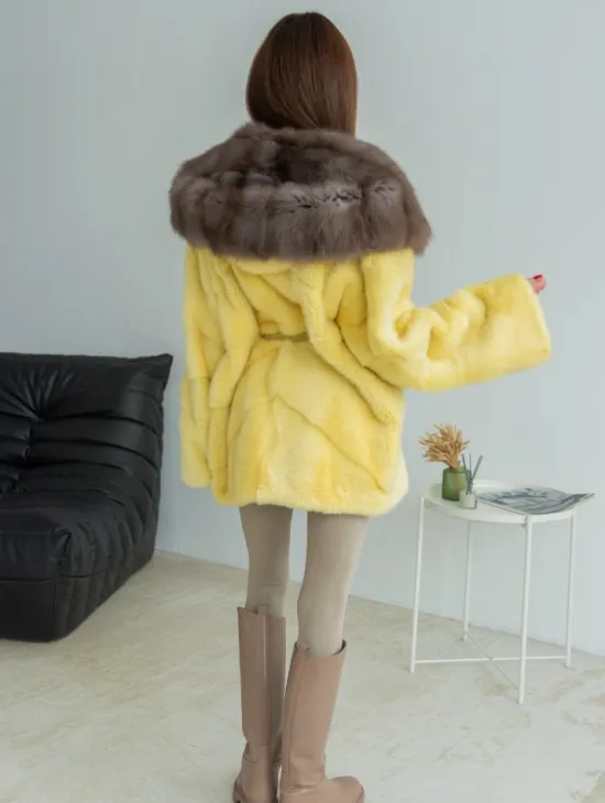 Норковое пончо - шуба с капюшоном из меха куницы - желтого цвета - фото 3