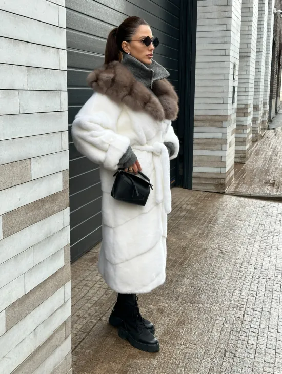 Белоснежная шуба из плюшевой норки VELVET с капюшоном из куницы - фото 3
