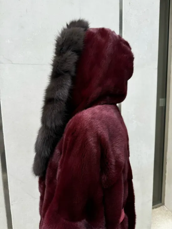Шуба из меха норки с капюшоном из куницы бордового цвета - фото 7