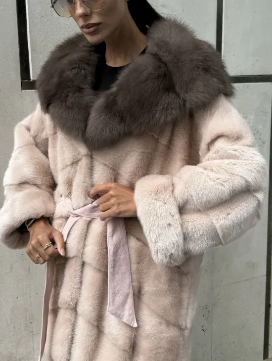 Норковая шуба с капюшоном из меха куницы пудрового цвета (нежно-розовый) - фото 3