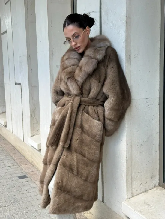 Шуба норковая с воротником из меха куницы в цвете пастель - фото 4